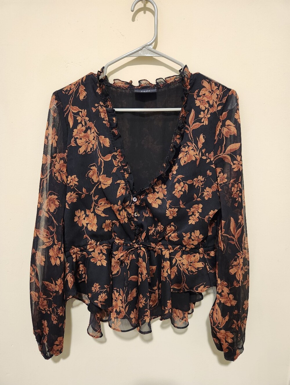 Like New Vici Frosted Cranberry Floral Peplum Blouse Size M - Picture 3 of 9